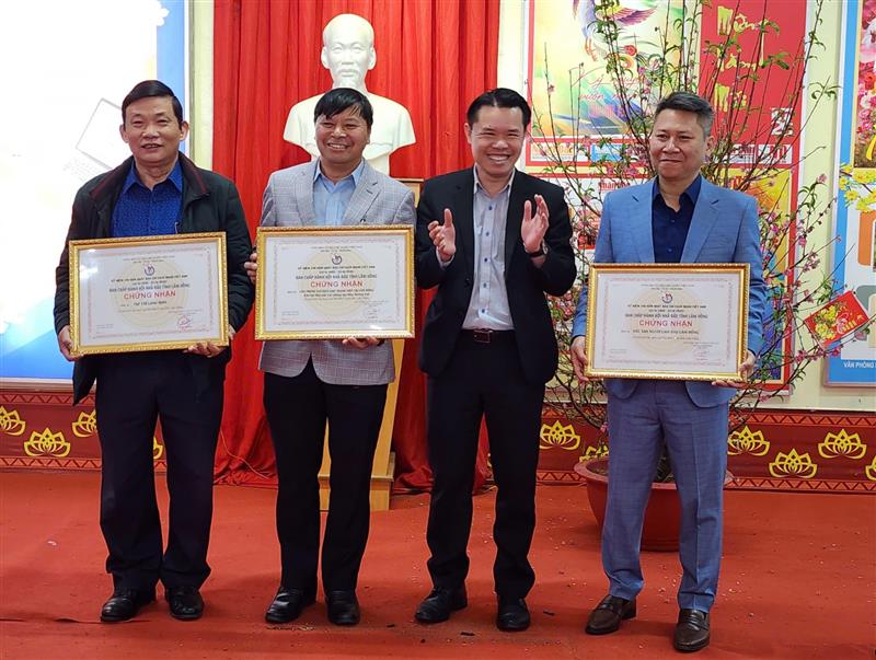 Đại diện các đơn vị báo chí thường trú trên địa bàn nhận giấy chứng nhận tham gia Hội báo Xuân trong suốt 20 năm qua