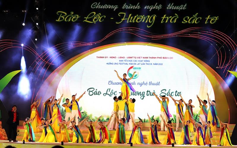 Mở đầu chương trình nghệ thuật là các tiết mục với nội dung khát vọng B’Lao được biểu diễn hoành tráng tạo không khí vui tươi, ấm áp.