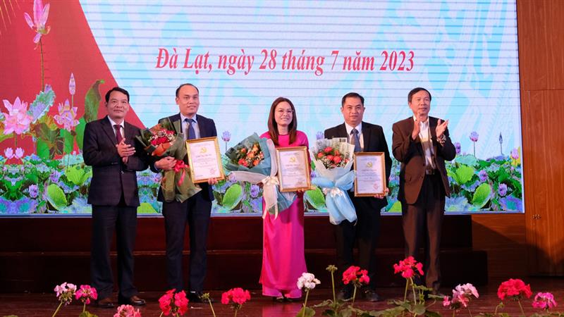 Đại diện Ban giám khảo trao giải ba cho 3 đội thi.