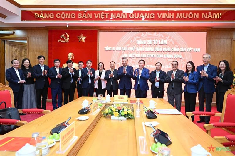 Tổng Bí thư Tô Lâm và các đại biểu tại buổi làm việc tại Ban Tuyên giáo Trung ương. 