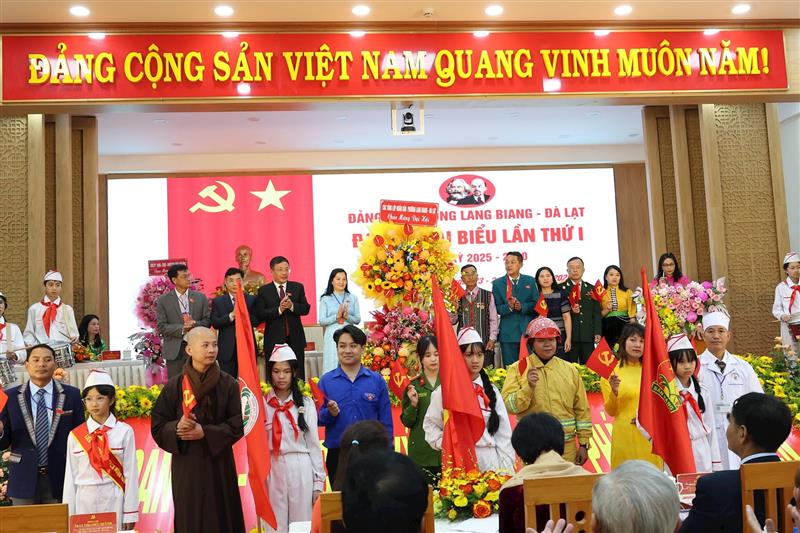 Đoàn đại biểu các tầng lớp Nhân dân và thiếu nhi trên địa bàn phường chúc mừng Đại hội
