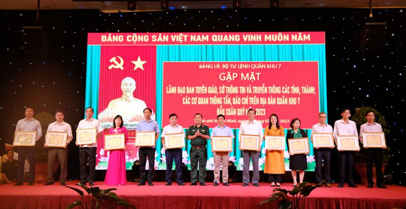 Bộ Tư lệnh Quân khu 7 đã tặng bằng khen cho các tập thể tiêu biểu trong phối hợp tuyên truyền về xây dựng nền quốc phòng toàn dân và hoạt động của lực lượng vũ trang Quân khu năm 2022.