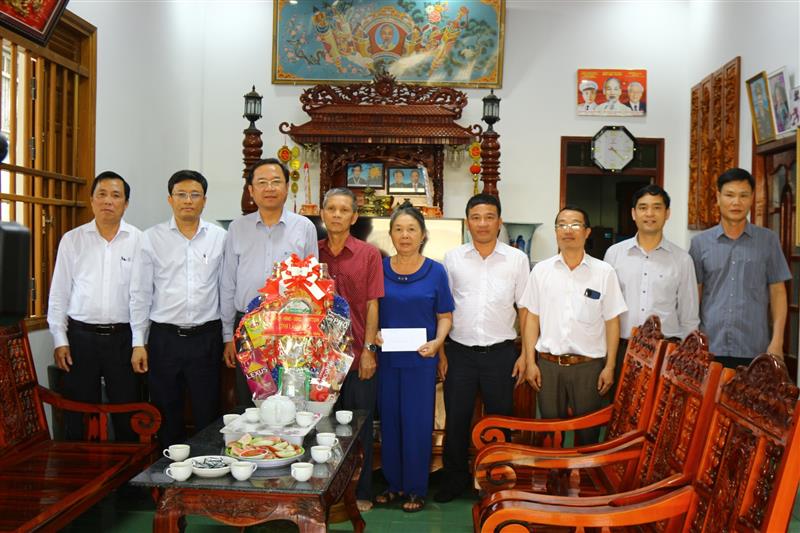 Đồng chí Tôn Thiện Đồng - Trưởng Ban Tuyên giáo và Dân vận Tỉnh ủy thăm và tặng quà bệnh binh Phạm Mạc