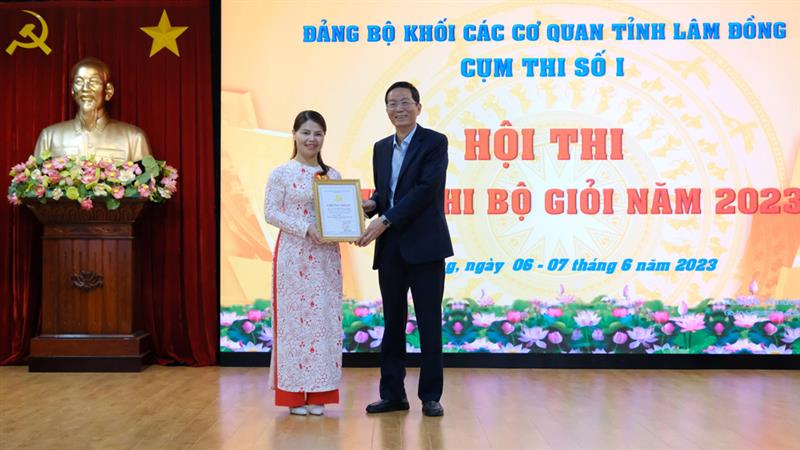 Trao giải cho các thí sinh đạt giải nhì.