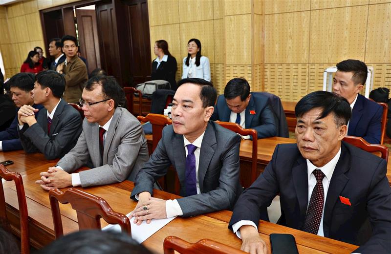 Nhà báo Lê Huy Toàn, Tổng Biên tập Báo và Phát thanh truyền hình Lâm Đồng (hàng đầu, thứ hai từ phải qua) tham dự Hội nghị