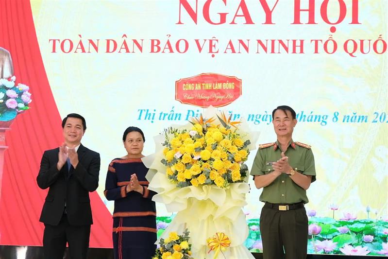 Lãnh đạo Công an tỉnh tặng hoa chúc mừng Ngày hội.
