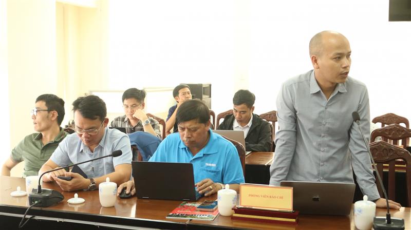 Các nhà báo đặt câu hỏi tại Hội nghị