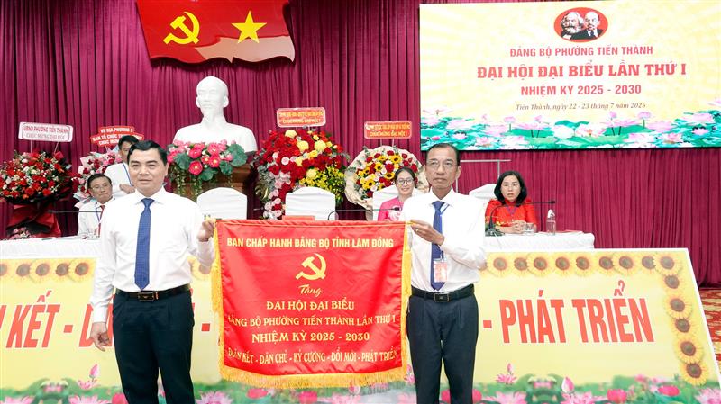 Đồng chí Nguyễn Hoài Anh, Ủy viên dự khuyết Ban Chấp hành TW Đảng, Phó Bí thư Thường trực Tỉnh ủy Lâm Đồng tặng bức trướng cho Đại hội. Ảnh N. Lân