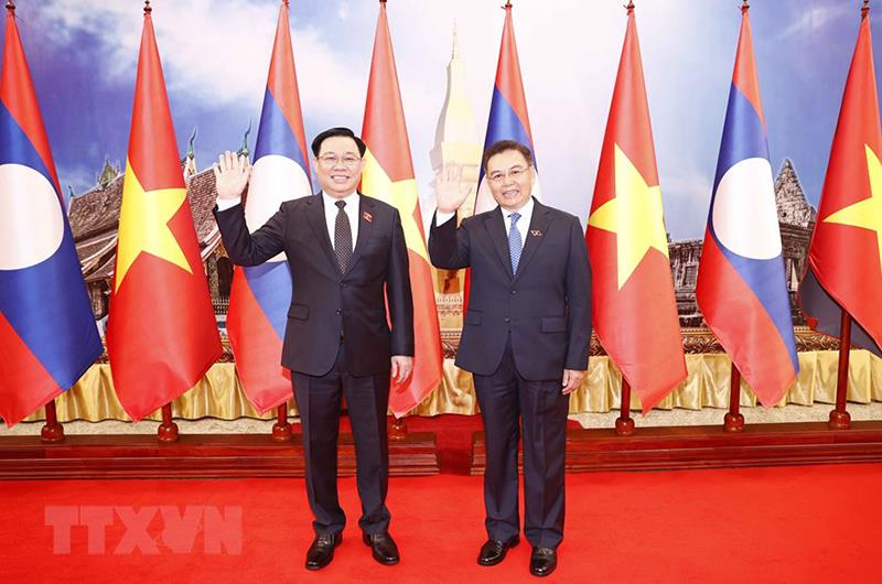 Chủ tịch Quốc hội Vương Đình Huệ và Chủ tịch Quốc hội Lào Saysomphone Phomvihane tại lễ đón. (Ảnh: Doãn Tấn/TTXVN)