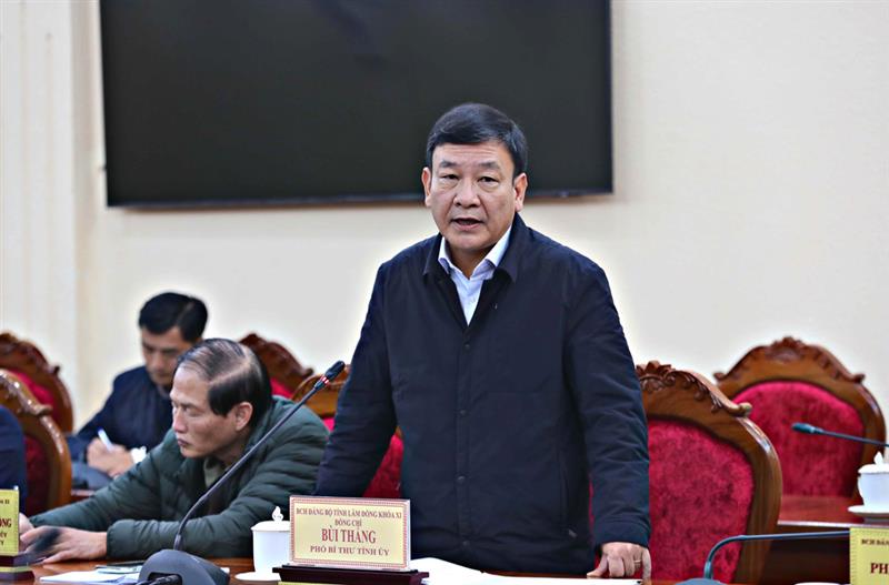 Đồng chí Bùi Thắng - Phó Bí thư Tỉnh uỷ, Trưởng Ban Tuyên giáo Tỉnh uỷ báo cáo tình hình sắp xếp, tinh gọn bộ máy các ban Đảng theo tinh thần Nghị quyết 18
