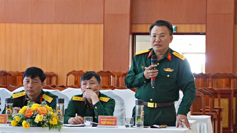Chỉ huy trưởng Ban CHQS TP Đà Lạt báo cáo nhiệm vụ trọng tâm tại đơn vị hiện nay.