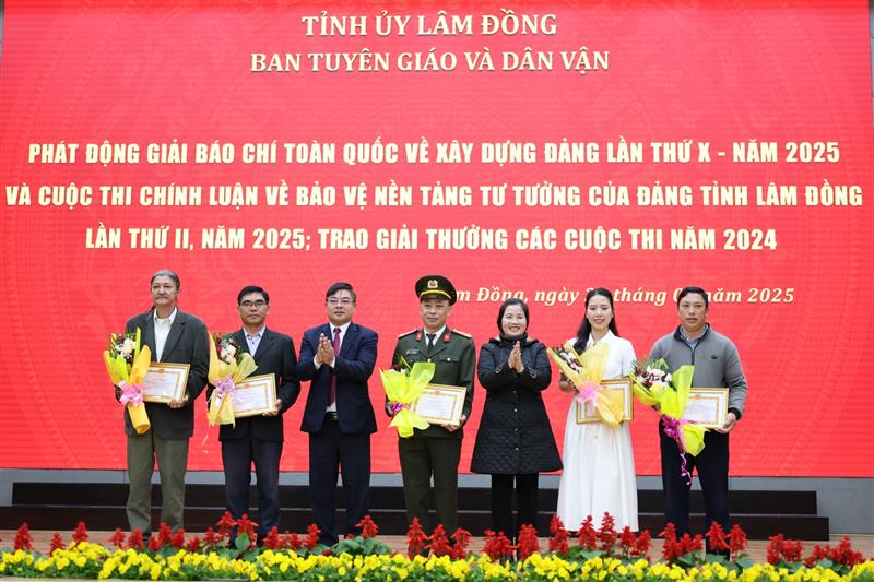Đồng chí Phạm Ngọc Hà - Phó Trưởng Ban Tổ chức Tỉnh ủy và đồng chí Phạm Thị Ánh Tuyết - Chủ tịch Hội LHPN tỉnh trao Giấy khen và hoa cho các tác giả, nhóm tác giả có tác phẩm chất lượng tham gia Giải Búa Liềm vàng năm 2024