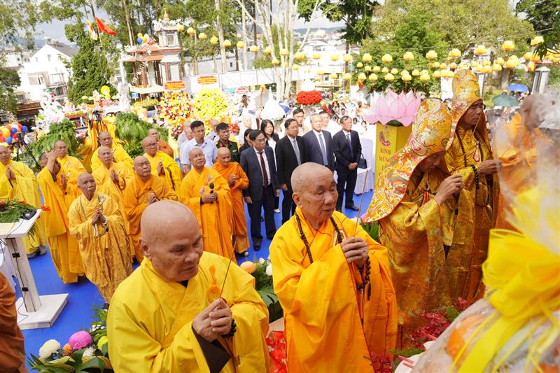 Ban Trị sự Giáo hội Phật giáo Việt Nam tỉnh và đại diện lãnh đạo tỉnh, các chức sắc Phật giáo thực hiện nghi thức kính mừng Đại lễ Phật đản Vesak 2025
