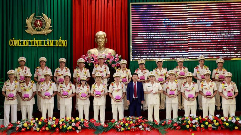 Lãnh đạo tỉnh, Công an tỉnh tuyên dương và trao tặng biểu trưng cho các tập thể đạt thành tích xuất sắc.