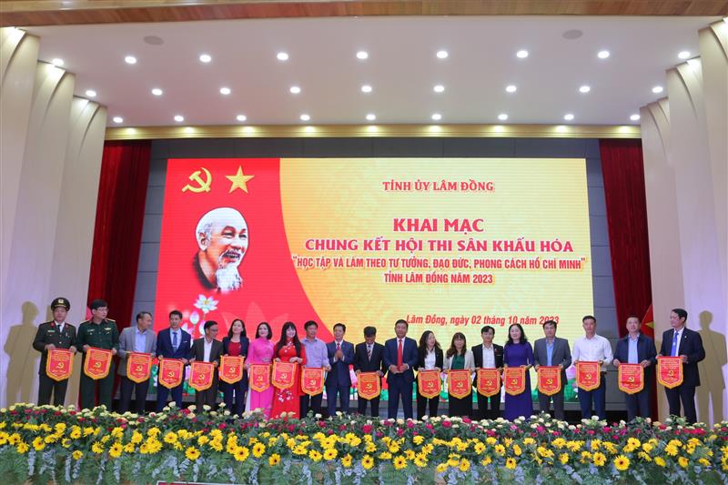 Ban Tổ chức tặng cờ lưu niệm cho các đội tham gia Hội thi.