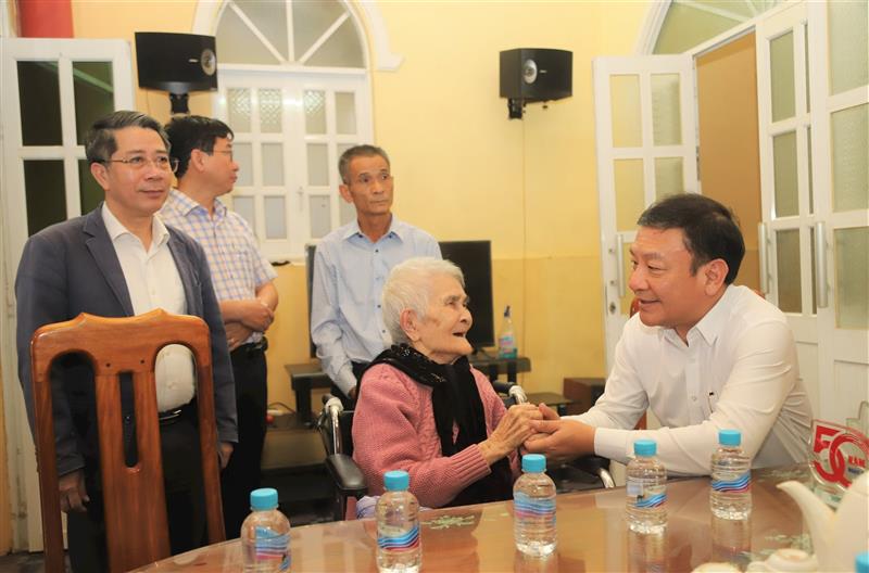 Đồng chí Bùi Thắng ân cần thăm hỏi sức khỏe Mẹ Việt Nam Anh hùng Nguyễn Thị Huệ