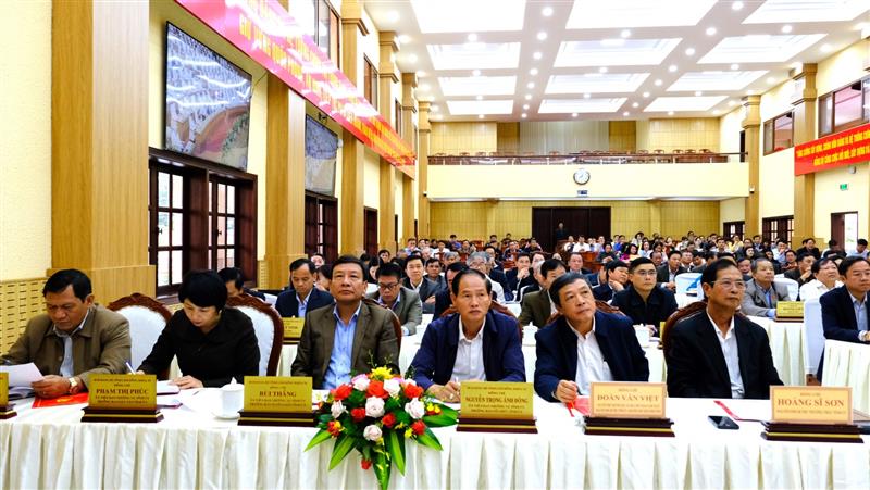 Các đại biểu tham dự Hội nghị tại điểm cầu Hội trường Tỉnh ủy.