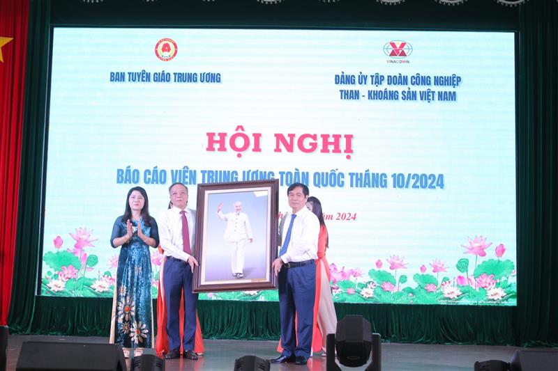 Lãnh đạo Ban Tuyên giáo Trung ương tặng quà Tập đoàn Công nghiệp Than - Khoáng sản Việt Nam