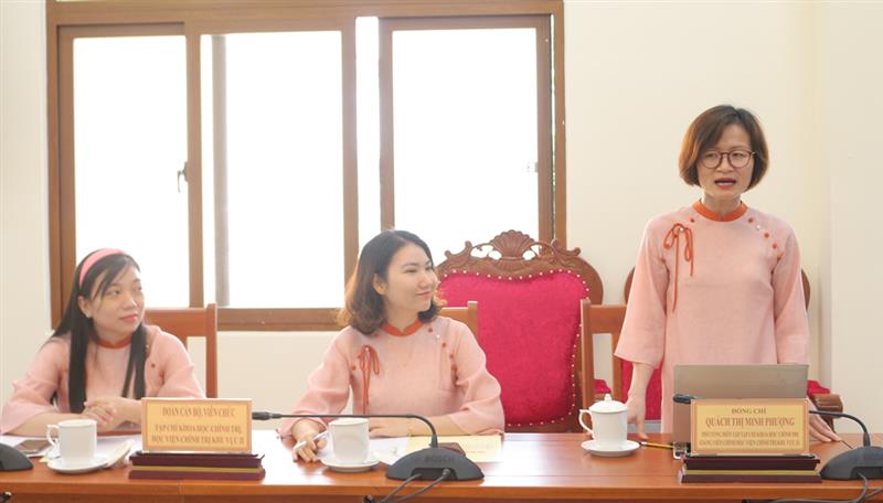 Thành viên Đoàn công tác Học viện Chính trị khu vực II trao đổi tại buổi làm việc.