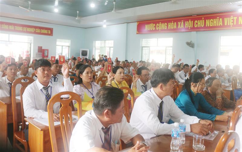 Các đại biểu biểu quyết thông qua các nội dung tại Đại hội