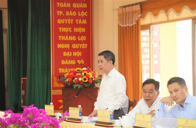 Chủ tịch UBND TP Bảo Lộc Ngô Văn Ninh báo cáo tại buổi làm việc