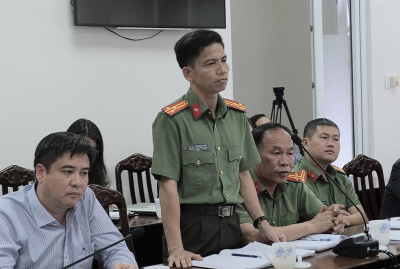 Đại diện công an TP Bảo Lộc trả lời câu hỏi về Quỹ tín dụng Nhân dân Phường II. Ảnh: Hoàng Anh.