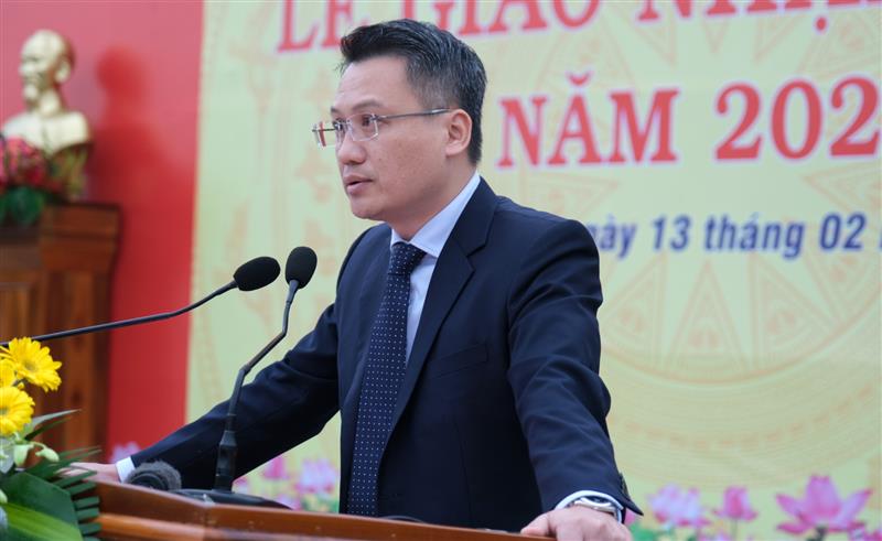 Đồng chí Nguyễn Tiến Dũng - Chủ tịch UBND huyện phát biểu, dặn dò các tân binh trước lúc lên đường nhập ngũ