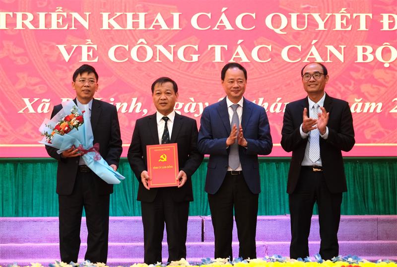 Đồng chí Trần Hồng Thái - Phó Bí thư Tỉnh ủy, Chủ tịch UBND tỉnh Lâm Đồng trao quyết định về công tác cán bộ đối với xã Di Linh
