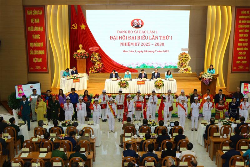 Đoàn thiếu nhi và các tầng lớp Nhân dân chào mừng Đại hội