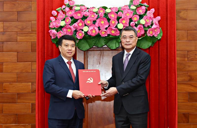 Đồng chí Lê Minh Hưng - Ủy viên Bộ Chính trị, Bí thư Trung ương Đảng, Trưởng Ban Tổ chức Trung ương trao quyết định của Bộ Chính trị cho đồng chí Y Thanh Hà Niê Kđăm - Ủy viên Trung ương Đảng, tân Bí thư Tỉnh ủy Lâm Đồng