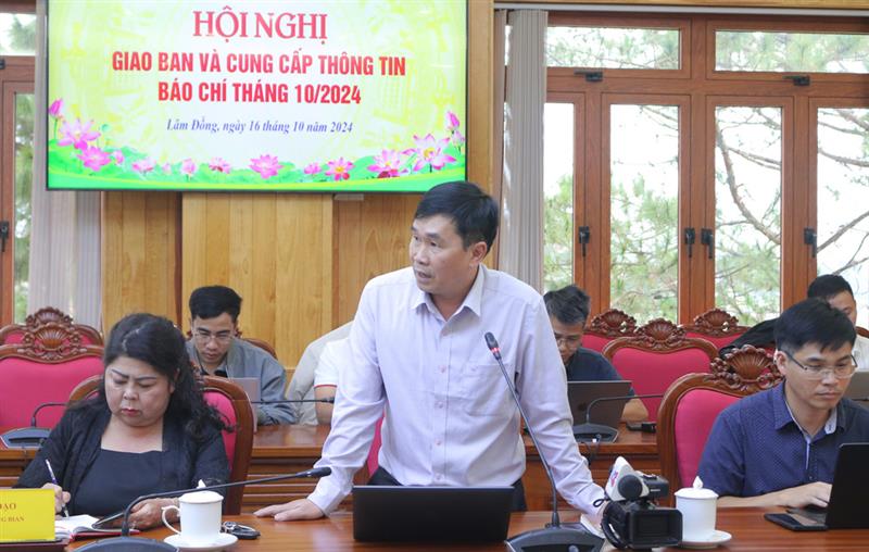 Nhà báo Chu Quốc Hùng - Trưởng Cơ quan đại diện TTXVN tại Lâm Đồng đặt câu hỏi tại Hội nghị