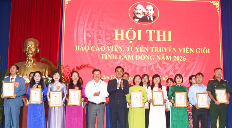 Ban Tổ chức trao giấy chứng nhận tham gia hội thi cho các thí sinh
