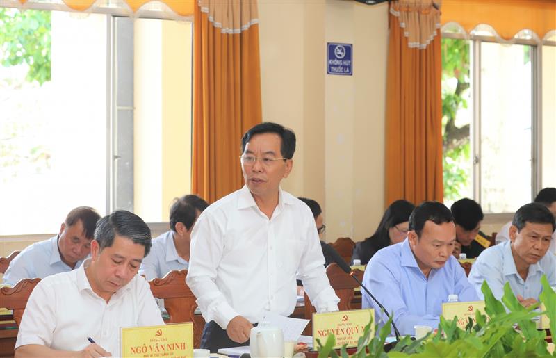 Đồng chí Nguyễn Quý Mỵ - Bí thư Huyện ủy Đạ Huoai báo cáo tại buổi làm việc