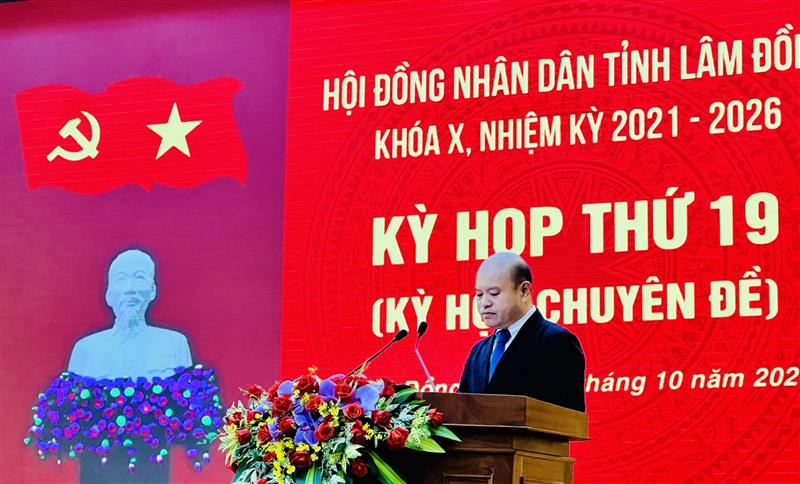 Đại diện Sở Xây dựng thông qua tờ trình dự thảo nghị quyết trình kỳ họp.
