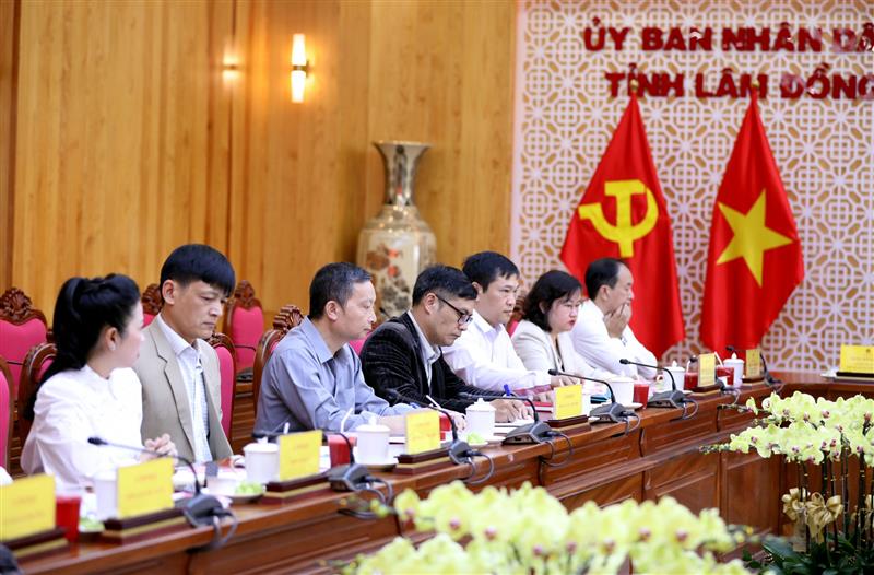 Cán bộ, lãnh đạo đơn vị cấp phòng Văn phòng UBND tỉnh dự buổi làm việc.