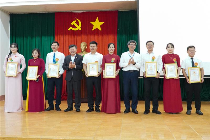 Các thí sinh nhận giấy chứng nhận tham gia hội thi