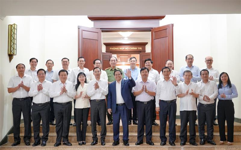 Thủ tướng Chính phủ Phạm Minh Chính và các đồng chí Ủy viên Bộ Chính trị, Bí thư Trung ương Đảng chụp ảnh lưu niệm cùng Ban Thường vụ Tỉnh ủy An Giang.