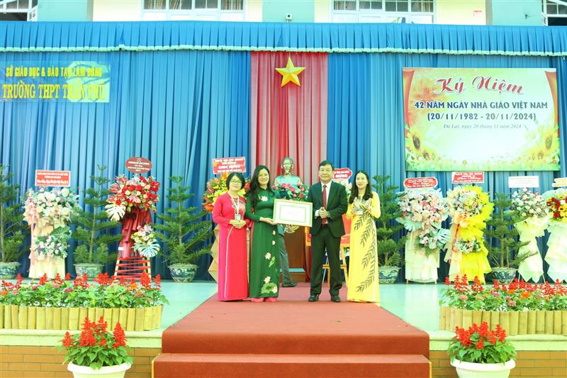 Trưởng Ban Tuyên giáo Tỉnh ủy trao Bằng khen của Ban Tuyên giáo Trung ương cho Đảng bộ Trường THPT Trần Phú