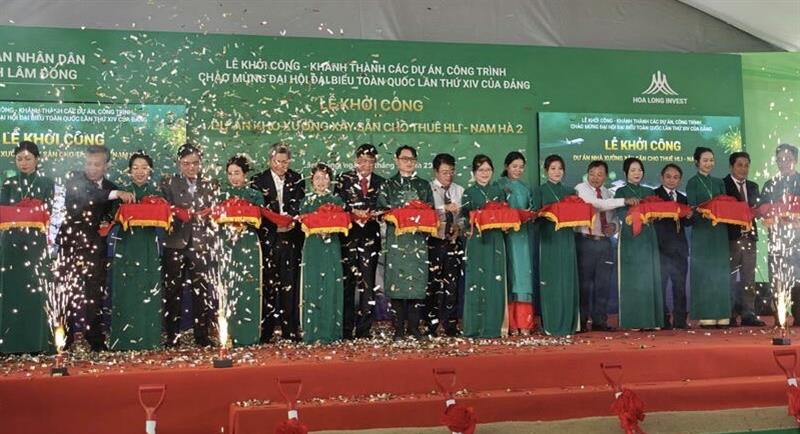 Các đại biểu thực hiện nghi thức cắt băng khởi công dự án HLI EcoHub Nam Hà - giai đoạn II. 