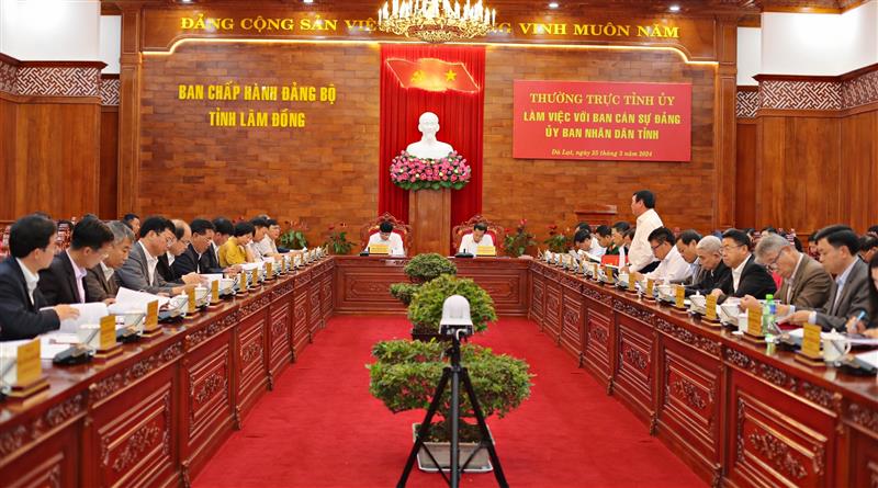 Quang cảnh buổi làm việc.