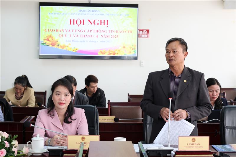 Đại diện lãnh đạo UBND huyện Đam Rông thông tin kết quả giải quyết chế độ cho giáo viên theo Nghị định 76