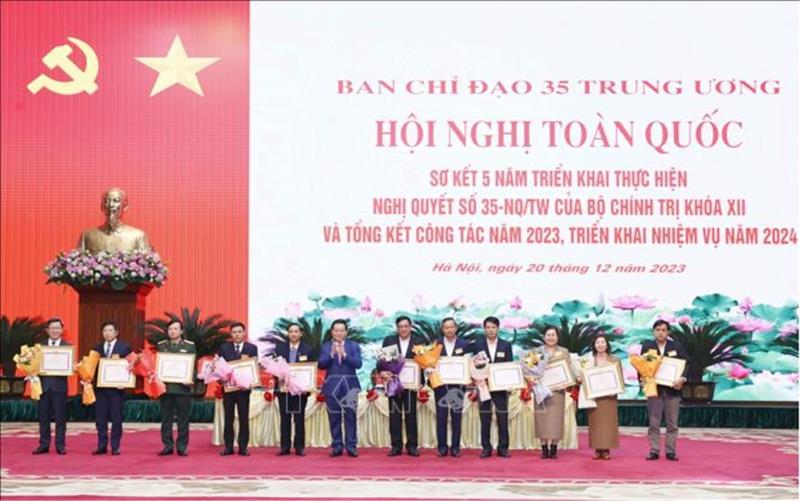 Đại diện các tập thể nhận Bằng khen của Ban Tuyên giáo Trung ương. (Ảnh: TTXVN)