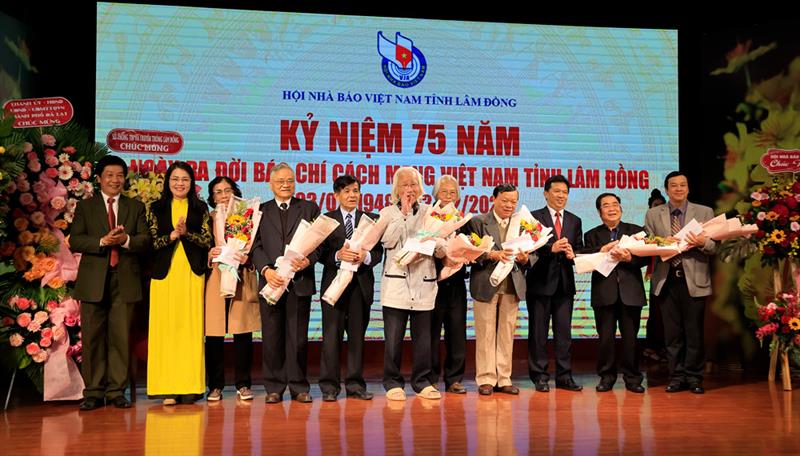 Lãnh đạo Hội tặng hoa cho các nhà báo lão thành.