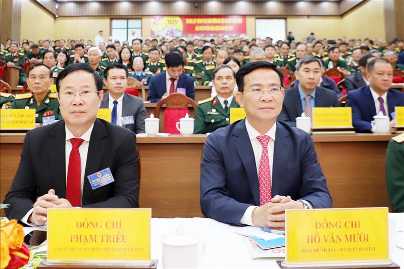 Đồng chí Hồ Văn Mười, Phó Bí thư Tỉnh ủy, Chủ tịch UBND tỉnh; đồng chí Phạm Triều, Ủy viên Ban Thường vụ Tỉnh ủy, Phó Chủ tịch Thường trực Ủy ban MTTQ Việt Nam tỉnh dự Đại hội. Ảnh Báo Lâm Đồng điện tử.