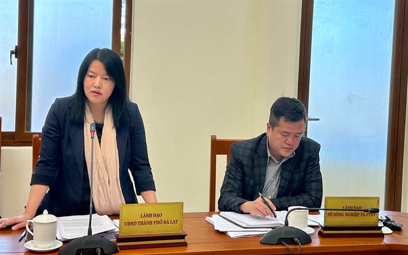 Đại diện lãnh đạo TP Đà Lạt thông tin về một số vấn đề báo chí quan tâm trong thời gian qua và công tác chuẩn bị kỷ niệm 130 năm Đà Lạt hình thành và phát triển.
