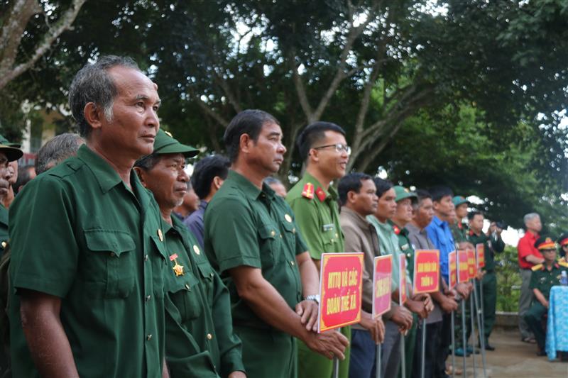 Đông đảo các lực lượng tham gia lễ ra quân