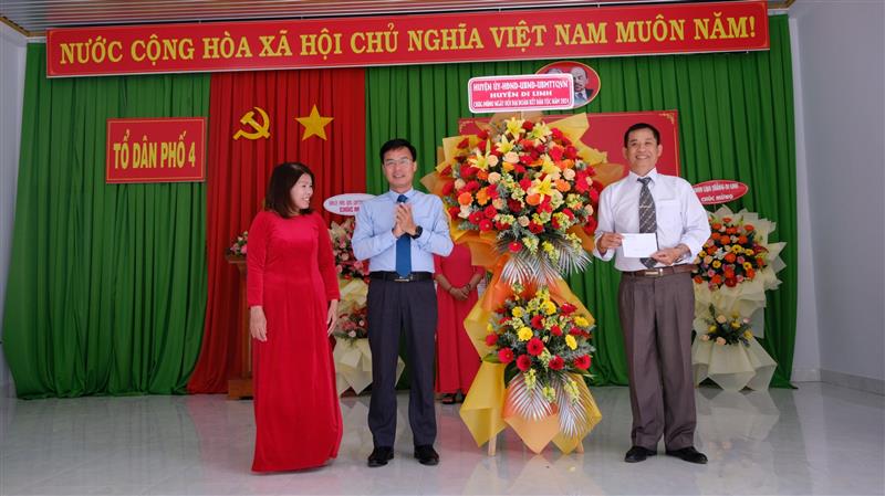  Đồng chí Đinh Văn Tuấn – Bí thư Huyện uỷ Di Linh tặng hoa và quà của lãnh đạo huyện chúc mừng bà con tổ dân phố 4, Thị trấn Di Linh
