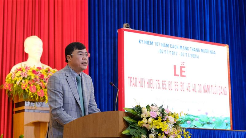Đồng chí Đặng Đức Hiệp - Uỷ viên Ban Thường vụ Tỉnh uỷ, Bí thư Thành uỷ Đà Lạt phát biểu ôn lại ý nghĩa thời đại của Cách mạng Tháng 10 Nga