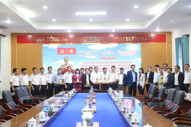 Chụp hình lưu niệm các đại biểu về dự hội nghị