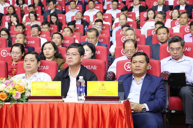 Các đồng chí Ủy viên Ban Thường vụ Tỉnh ủy tham dự hội nghị